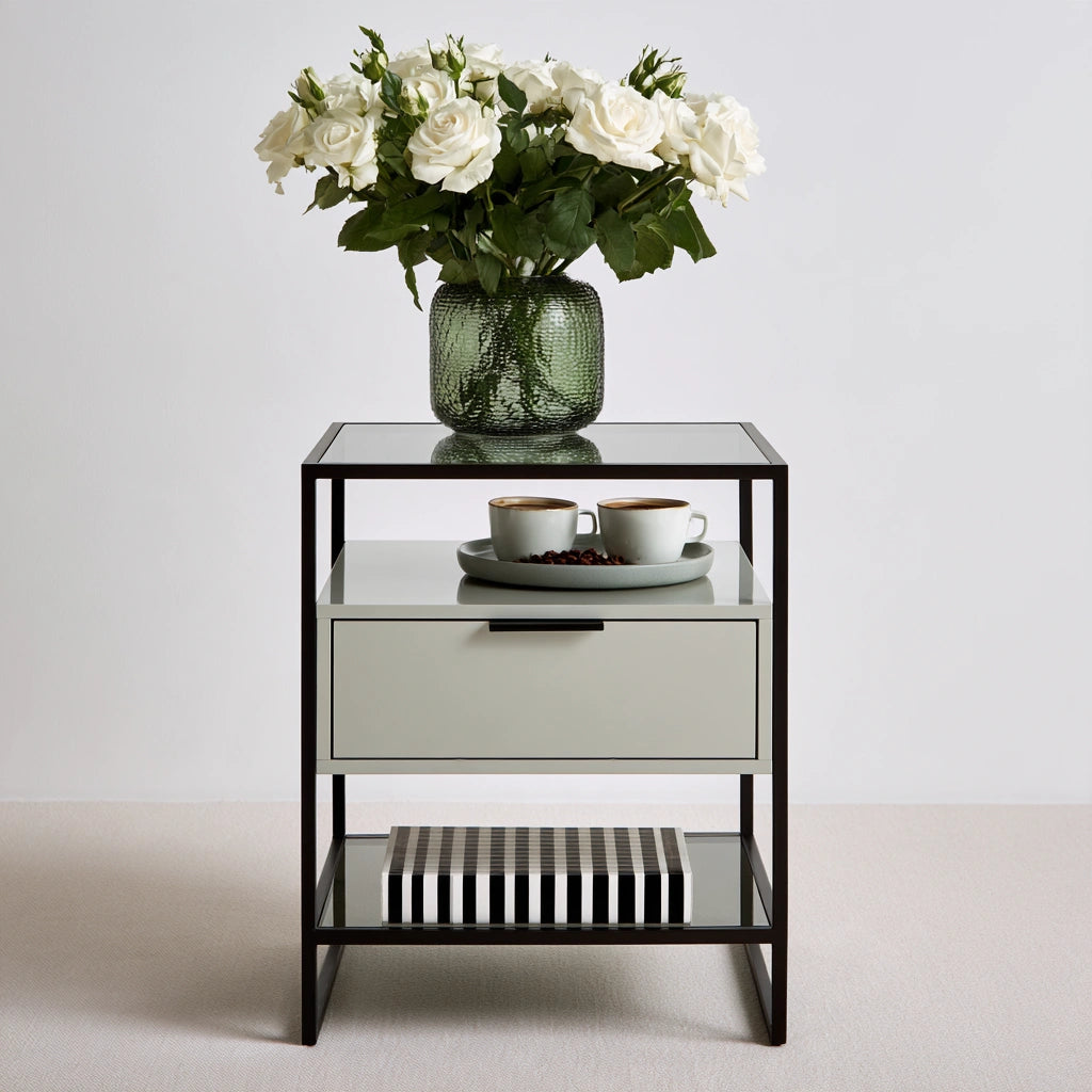 Table d'appoint aux lignes épurées à trois niveaux, coloris gris