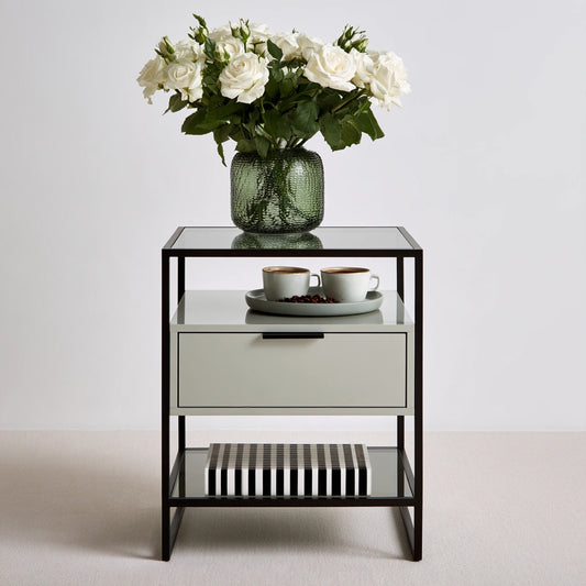 Table d'appoint aux lignes épurées à trois niveaux, coloris gris