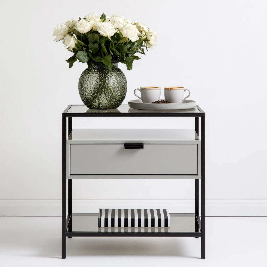 Table d'appoint aux lignes épurées à trois niveaux, coloris gris